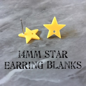 Op de afbeelding: Twee gele stervormige oorbelblanks, elk met een pin en een klein gaatje. De tekst "14MM STAR EARRING BLANKS" is eronder in het zwart gedrukt. De oorbellen liggen op een grijze ondergrond.