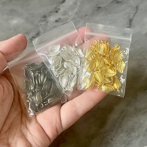 ALL&#39;INGROSSO foglie acriliche color canna di fucile in oro argento, ciondoli pendenti con 1 foro perline
