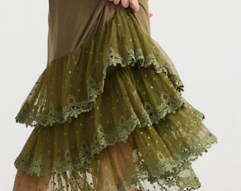 Gerafftes Unterkleid aus Evangeline-Spitze in Moss. Wunderschönes Spitzen Rüschenkleid, das auch als Slip getragen werden kann.