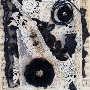 Pacote de enfeites. coleção efêmera de tesouros vintage, rendas, tecidos, pedaços para scrapbooking, diário, fragmentos, etc.