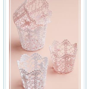 Puede incluir: Tres delicados doilies de encaje en blanco y rosa, perfectos para añadir un toque de encanto vintage a la decoración de tu hogar.