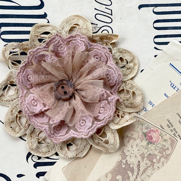 Broche fleur en dentelle vintage Lacey à attacher aux vêtements, au sac à main ou aux cheveux. belle broche florale double dentelle pour décorer et orner des coussins.