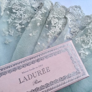 handgeverfd vintage kant in Marie Antoinette Blue. stoffig blauw vintage kant. zeer breed vintage blauw kant