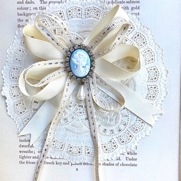 camée bleu avec broche perle goutte. camée vintage et broche noeud ruban.