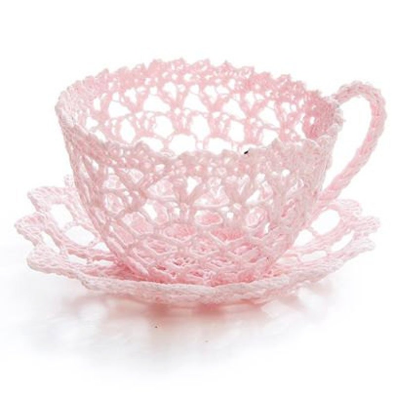 Чашка с блюдцем крючком. Вязание крючком чашки с блюдцем. Вязаная чашка с блюдцем крючком. Чашка и блюдце из крючка. Вязаная чашка с блюдцем крючком.