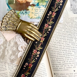 Exquisites französisches Vintage Zierband zum langsamen Ausnähen, für Verzierungen und alle Näh- und Bastelprojekte. Trachtenbesatz.