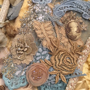 Pacote de enfeites. Pacote de tesouros. Suprimentos para costura lenta. Acabamentos vintage. Enfeites dourados e azuis. Suprimentos para scrapbooking. Pacote de fragmentos.