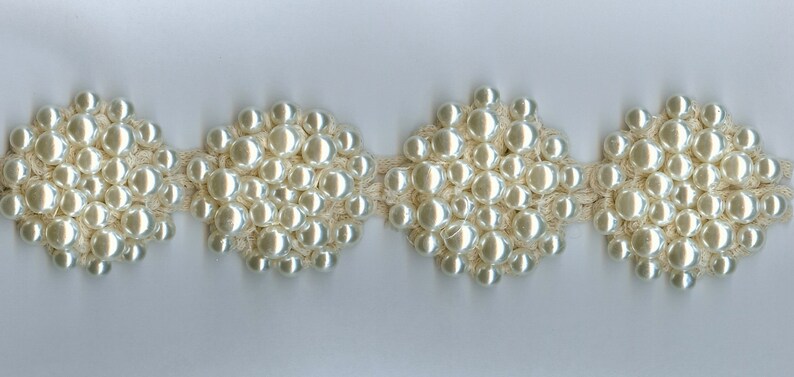 Perlenhaufen. Perlen. Perlenschmuck. Perlenverzierungen. Perlenverzierung. Hochzeitsperlenverzierungen. Perlen-Bastel-Cluster. Bild 1