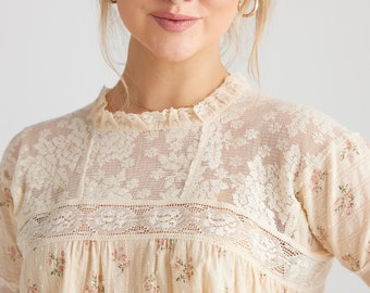 Miss primrose lace and floral vintage top. Very lacey vintage floral blouse.