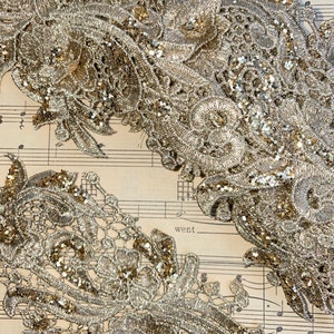 Motiv Glitzergoldene Blumenspitze. 3 Motive in gold beglitzerter Spitze. Metallisches Goldmotiv