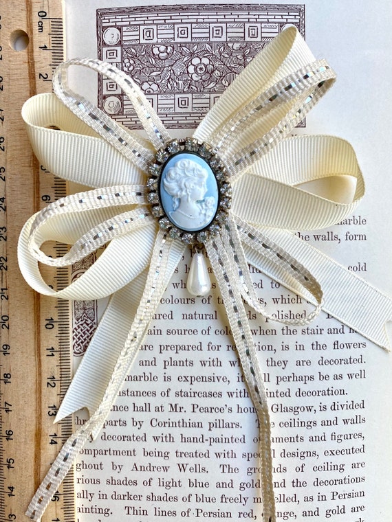 Broche Fantaisie MACAFEO Avec Brillants - Dimensions 5x4cm, Occasion, Style Festif Et Coloré