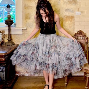 entzückender Tutu-Rock aus Seafoam Rose Bouquet gemustertem Tüll. erstaunlicher High-Low-Tütü-Rock mit Futter für Frauen