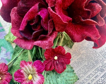 Rose vintage rouge bordeaux avec tige composée de 2 très grandes roses velours et tiges de 4 baies et de quatre petites primevères avec feuilles
