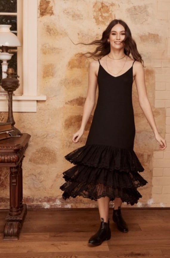 Vestido negro con volantes sale