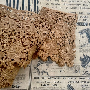 Encaje de rosas de algodón vintage teñido a mano en color café para usar en todo tipo de costuras lentas, adornos de prendas de vestir, bolsos y artículos para el hogar.