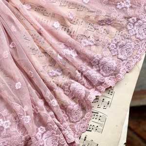 sehr breite vintage Spitze handgefärbt in einem sehr staubigen pink. Breite Spitze, die für Petticoats, Kleidung, Haushaltswaren, langsame Nähte verwendet werden kann