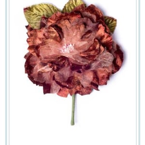 Rosa de terciopelo chocolate de Miss Rose Sister Violet. Rosa de terciopelo. Rosa. Rosa de sombrerería. Sombrerería vintage. Terciopelo de sombrerería. Flores de terciopelo.