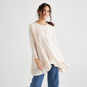 Top con volant. Top con volant color rubino. Top in cotone. Top con volant da donna. Top con volant in cotone da donna color cipria. Prezzo in SALDO.