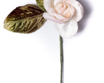 Rosa pequeña de terciopelo. Rosa de sombrerería. Rosa de terciopelo color crema.