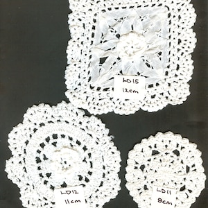 collection of 3 small vintage cotton doilies in perfect condition. cotton vintage doyleys . vintage lace doilies. lace doyleys.