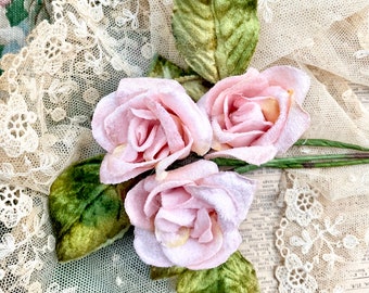 Bouquet de trois roses en velours et de feuilles . petites roses en velours parfaites pour les couronnes de fleurs, les accessoires pour cheveux, les broches et plus encore.