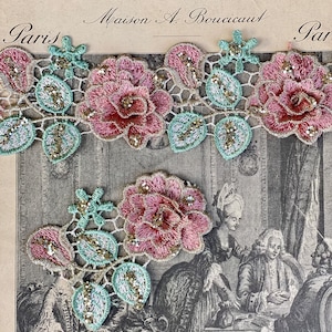 Prachtige rozen- en bladkant in oudroze met gouddraad en gouden glitters. Wasbaar roze en gouden kant voor scrapbooking, langzaam naaien