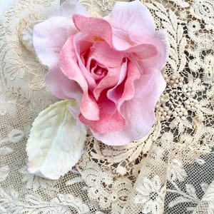 Rosa de terciopelo vintage rosa brillante. Rosa de sombrerería. Rosas para coronas de flores. Rosa rosa de terciopelo y organza. Rosa para ramillete de muñeca.