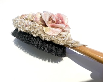 Brosse à vêtements recouverte de fleurs. brosse décorative en bois avec fleurs de velours et revêtement en dentelle de perles perlées. Brosse à vêtements décorative.