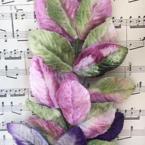 Samtblätter. Millinery-Samtblätter. Rosa und lila Samtblattspray. Vintage Millinery. Millinery-Samt. Blumenkronen
