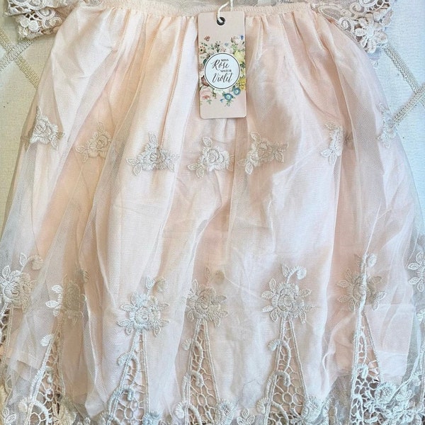 Sukienka dla niemowląt Heirloom Cherubin. Sukienka dla niemowląt z koronki. Sukienka do chrztu. Sukienka dla niemowląt Bringing Home w kolorze różu i śmietanki