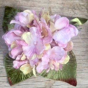 flores de terciopelo. ramillete de flores de terciopelo. coronas de flores. hada hortensia rosa. flores antiguas. flores de sombrerería. flores para álbumes de recortes.