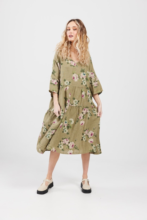 Robe Stella en lin fleuri Jolie robe fleurie en lin olive colonial. Jolie robe a fleurs en lin classique a plusieurs niveaux olive pale. Etsy France
