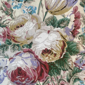 Könnte beinhalten: Ein Blumenstoff mit cremefarbenem Hintergrund, der einen Strauß aus rosa, weißen und gelben Rosen mit grünen Blättern und einer lila Tulpe zeigt.
