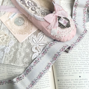 Fita vintage floral francesa requintada. Fita floral bem vintage para adicionar a projetos de costura lenta, diário e scrapbooking.