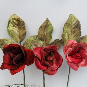 Flores de terciopelo. Flores de sombrerería. Rosas de terciopelo. Artículos de sombrerería. Sombrerería vintage. Corona de flores.