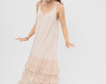 Vestido Evangeline de encaje color crema con volantes. Precioso vestido de encaje de tres niveles con volantes. ¡Puedes usarlo con otras prendas o como un vestido espectacular!