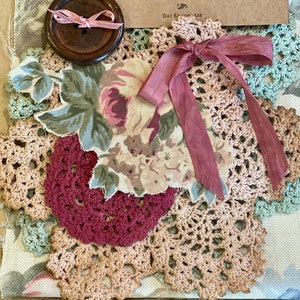 Vintage Spitze Doyle Verzierungskollektion. Häkelspitze Auswahl für Slow Stitching und Scrapbooking