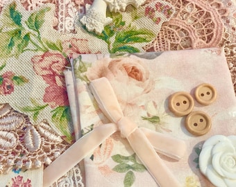 Paquete de adornos de costura lenta con telas florales, apliques, encaje y botones. Exquisito paquete de adornos para costureras y manualidades.