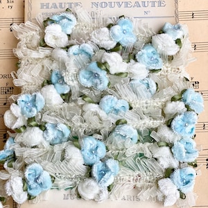 Blaue und cremefarbene Samtblume für langsames Nähen, Journaling, Scrapbooking, Kleidung und Bastelprojekte
