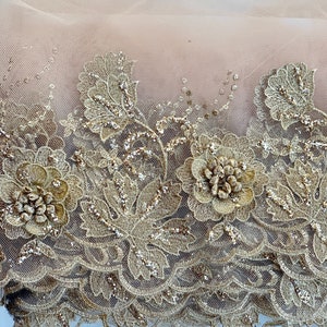 Glinsterende gouden kant. Gouden kant. Gouden kant met glitter pailletten. langzaam stikken. ongewenste tijdschriften. Vintage metalen bies. Kostuumversiering. balletversiering.