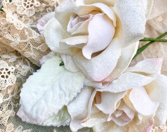 mazzolino di due rose vintage color crema in velluto con foglie. Rose color crema in velluto per fasce per capelli e tutti i progetti creativi