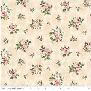 Könnte beinhalten: Ein Stoff mit einem sich wiederholenden Blumenmuster. Das Design zeigt Sträuße aus rosa Rosen, weißen und blauen Blumen und grünen Blättern auf cremefarbenem Hintergrund. Der Stoff wird in Zoll gemessen.