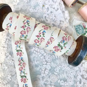 スローステッチ、スニペット、ジャーナリング、スクラップブッキング、およびすべての裁縫プロジェクトに適したコットン製の花飾りトリム。長さ 2 メートルの花飾りリボン。