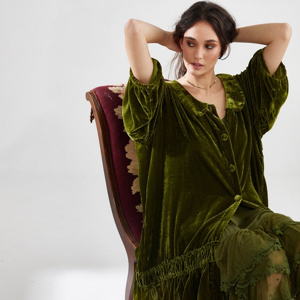 Florentine Luxurious Velvet coat in Moss green. Timeless all-season velvet coatdress that be worn casually or for formal occasions.