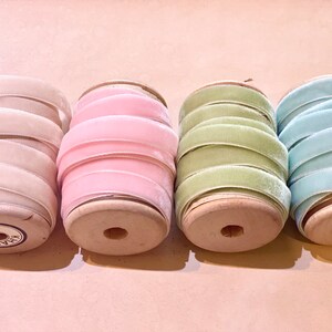 Pastel Palace Sammlung von Samtbändern auf Vintage Spulen. Set von 4 Vintage Garnrollen für Slow Stitching, Journaling, Collage