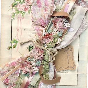 Waardevolle verzameling kant- en lintafval voor fragmenten, naai- en mixed media-projecten. Collectienummer 2 Glinsterende rozen