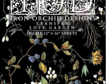 Könnte beinhalten: Acht Blätter Transferpapier im Format 30,5 x 40,6 cm mit einem floralen Design mit Brombeeren, Rosen und anderen Blumen auf schwarzem Hintergrund. Der Text "Iron Orchid Designs Transfer Lost Garden" ist in Weiß gedruckt.