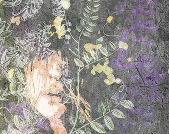 Op de afbeelding: Een vintage-stijl illustratie van een vrouwen gezicht omringd door delicate bloemenslingers en bladeren. De achtergrond is grijs getextureerd met hints van paars en geel.