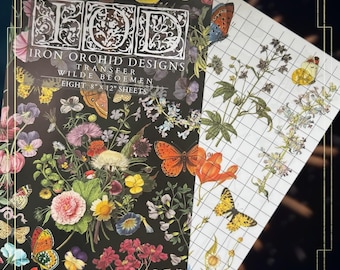 Op de afbeelding: Twee vellen Iron Orchid Designs transferpapier. Eén vel heeft een donkere achtergrond met kleurrijke bloemen en vlinders. De andere heeft een witte rasterachtergrond met bloemen- en vlindermotieven. Elk vel meet 20 cm x 30 cm.