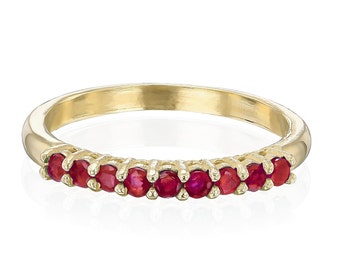 Delicado anillo de media eternidad de oro de 14k con rubí, alianza de boda minimalista